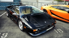 Черный Lamborghini Diablo рядом с Lamborghini Gallardo